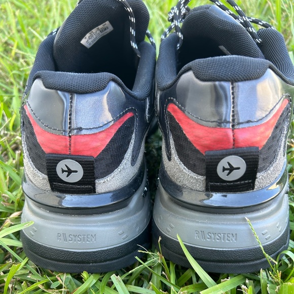 Red and black pumas - Picture 3 of 4